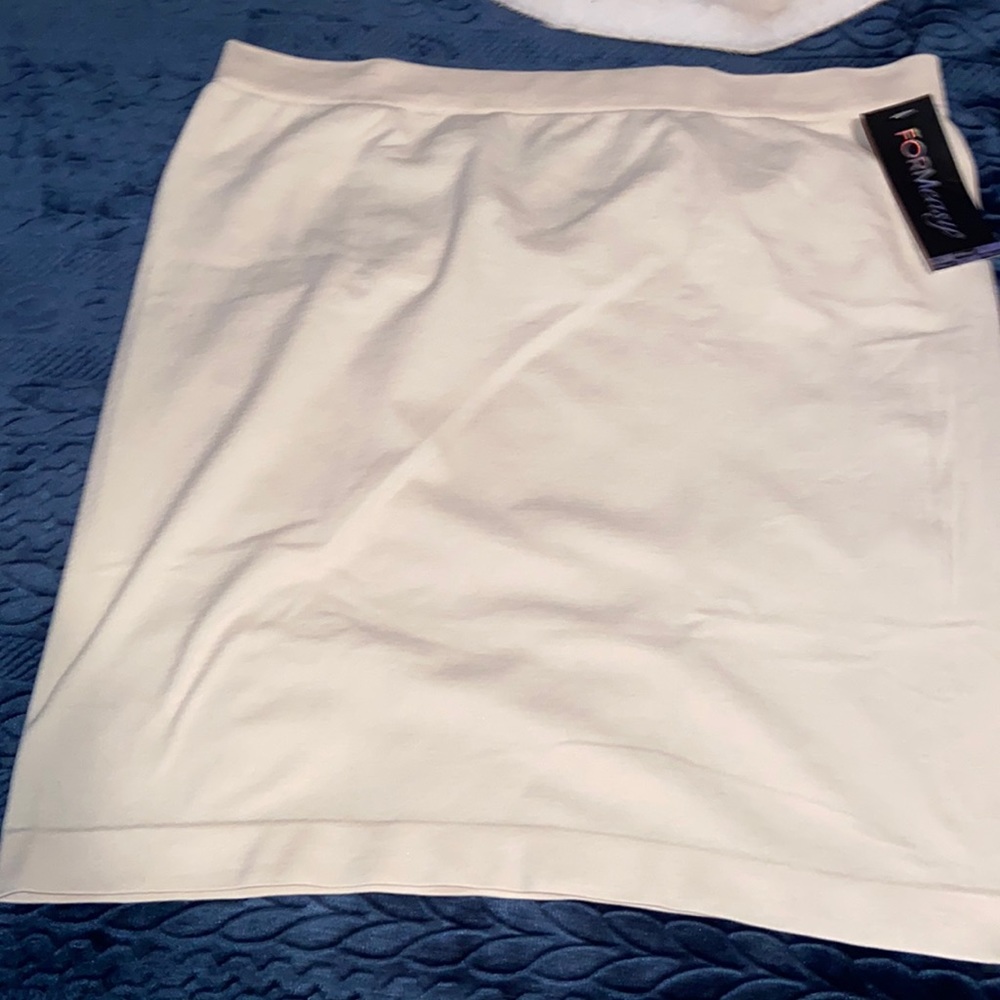 NWT/ Nice little waist/ hip form-easy.